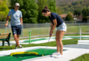 Une journée de tournoi amical au Mini-Putt : tout le monde est invité à jouer!